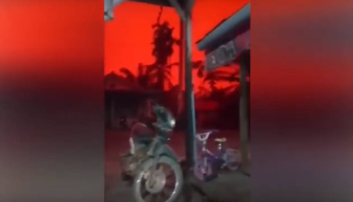 VIDEO Nebo u Indoneziji postalo krvavo crveno, uzrok je prirodni fenomen